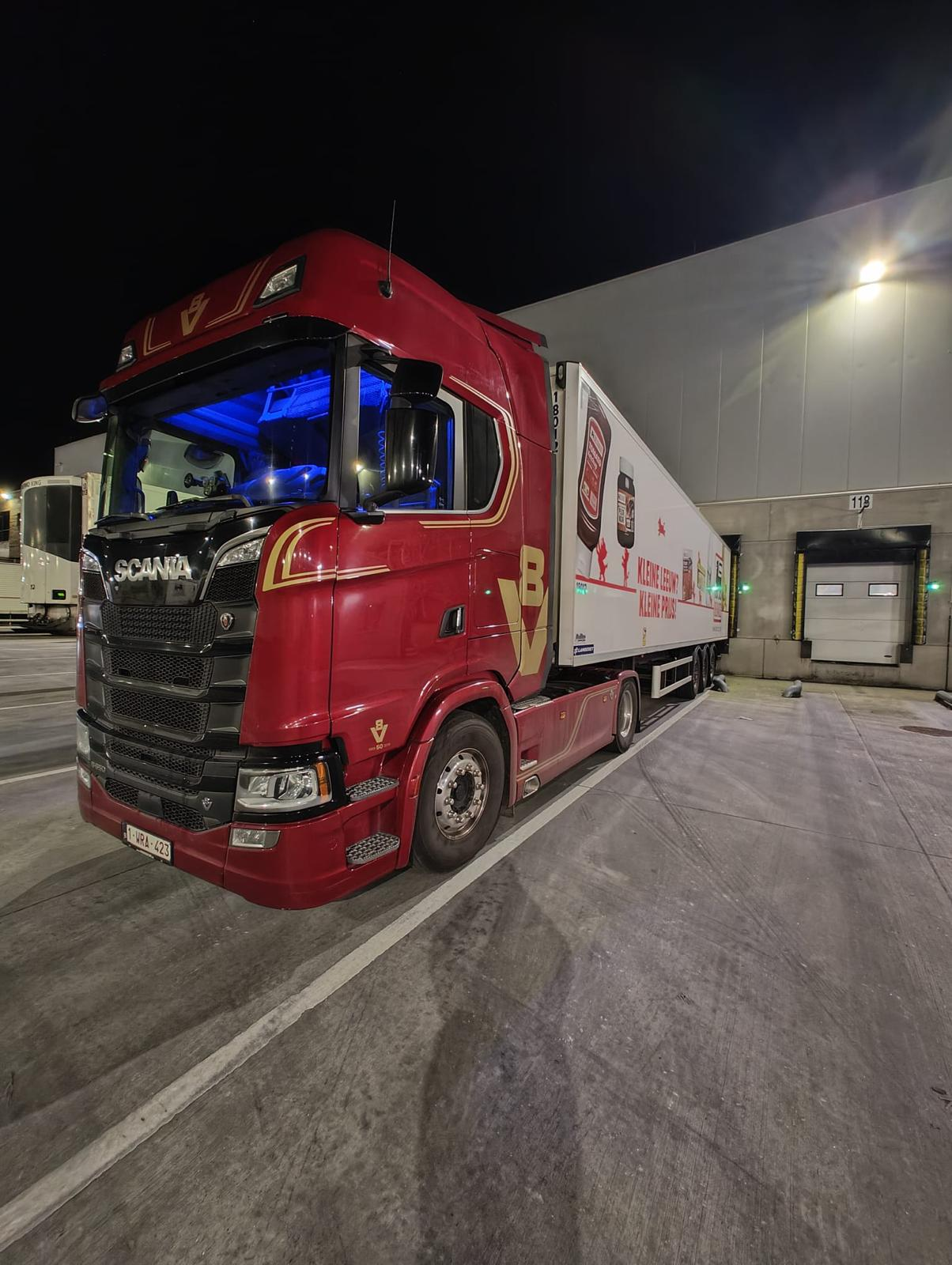 Camion MKH SRL de nuit